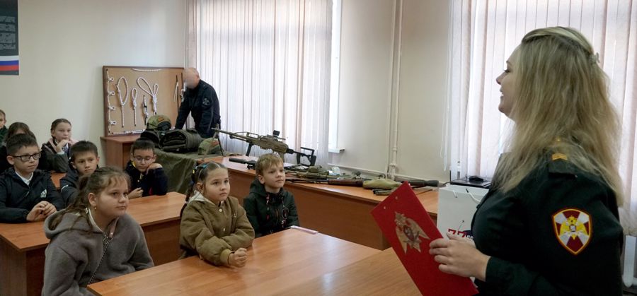 В Южно-Сахалинске росгвардейцы провели акцию "Безопасный мир" для школьников