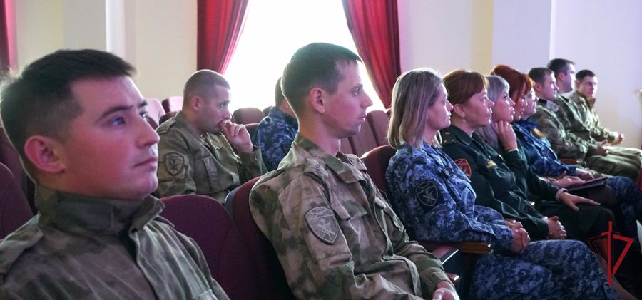 В Южно - Сахалинске росгвардейцы поздравили региональный совет ветеранов войск правопорядка с праздником