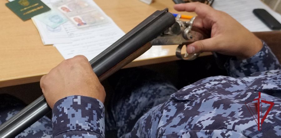 На Сахалине сотрудники лицензионно-разрешительной работы изъяли 5 единиц огнестрельного оружия 