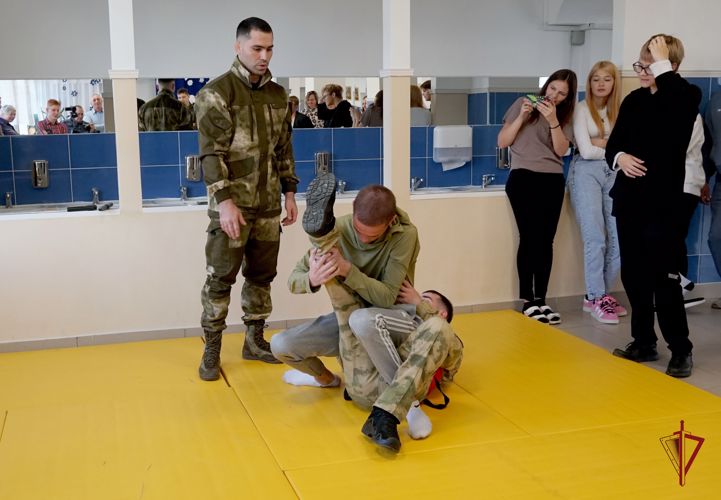 В Южно-Сахалинске росгвардейцы приняли участие в уроке безопасности