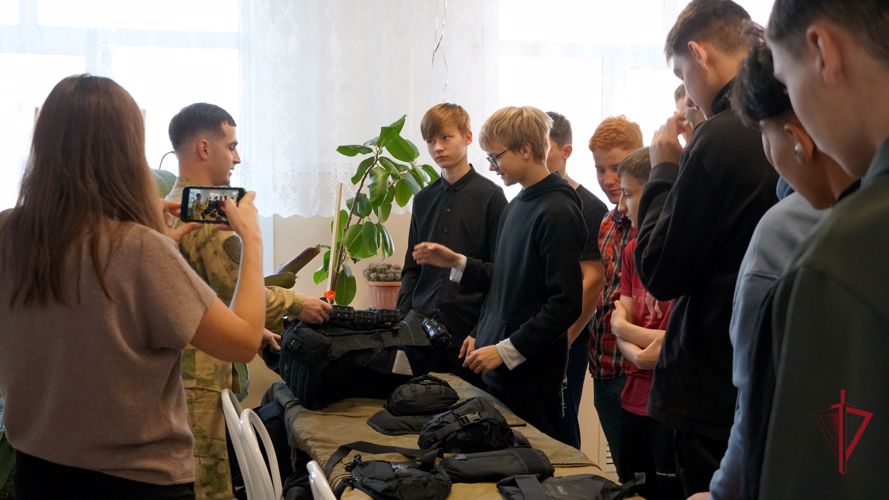 В Южно-Сахалинске росгвардейцы приняли участие в уроке безопасности