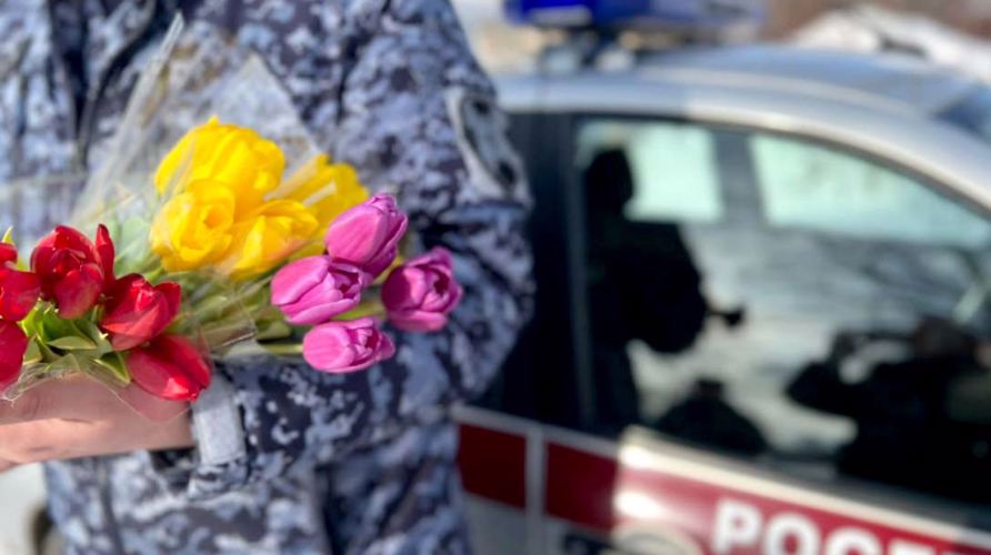 В День матери росгвардейцы навестили мам погибших сослуживцев  