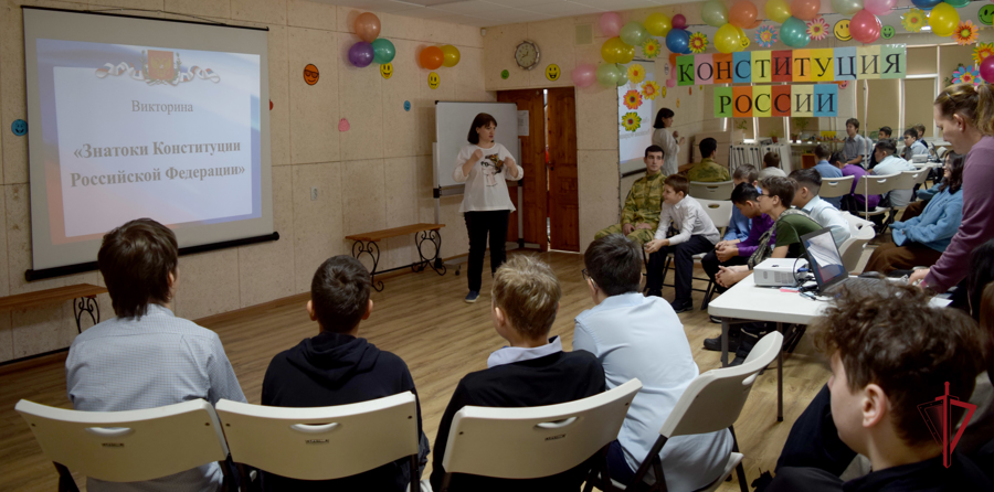 В День Конституции России офицер Управления Росгвардии по Сахалинской области встретился со школьниками