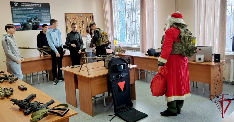 Дед Мороз специального назначения шагает в Южно-Сахалинске