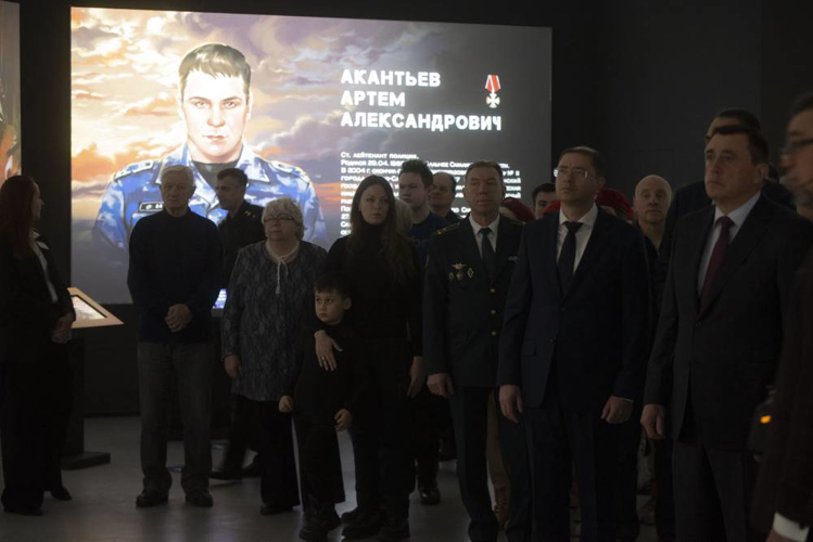Выставка о героях специальной военной операции открылась в Южно-Сахалинске  