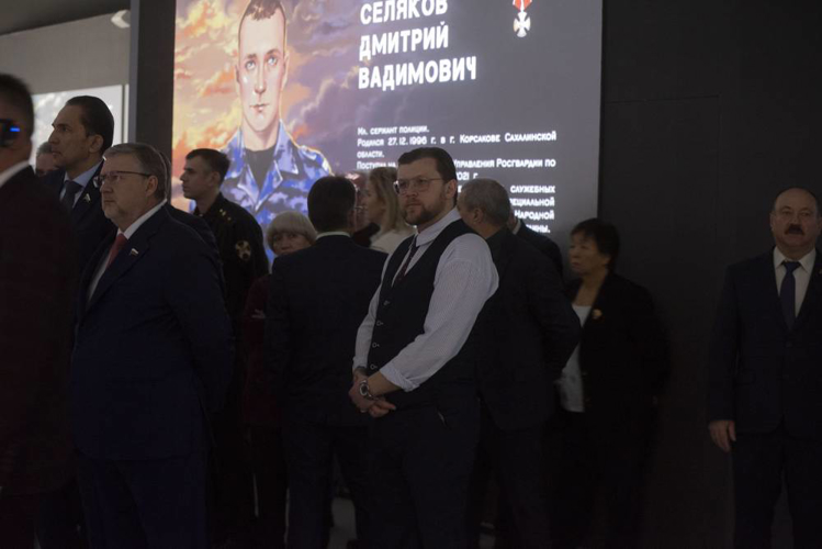 Выставка о героях специальной военной операции открылась в Южно-Сахалинске