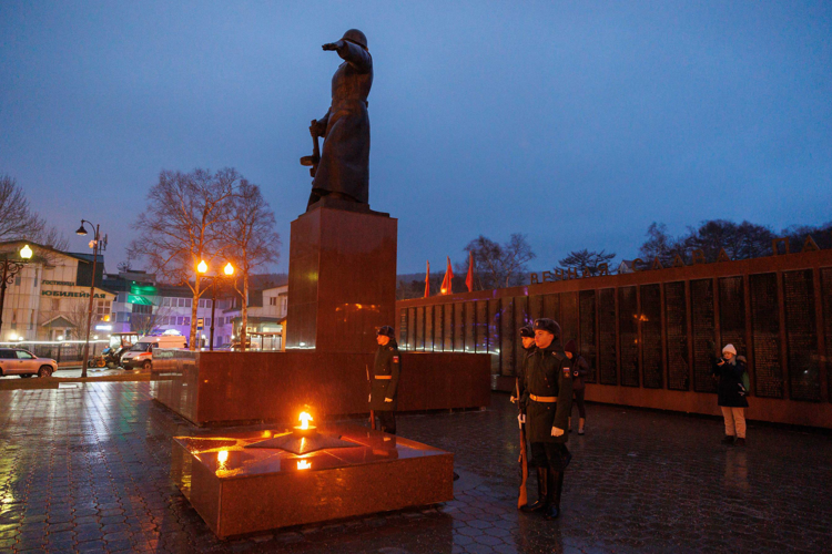 Памятные мероприятия в День Героев Отечества прошли в Сахалинской области 