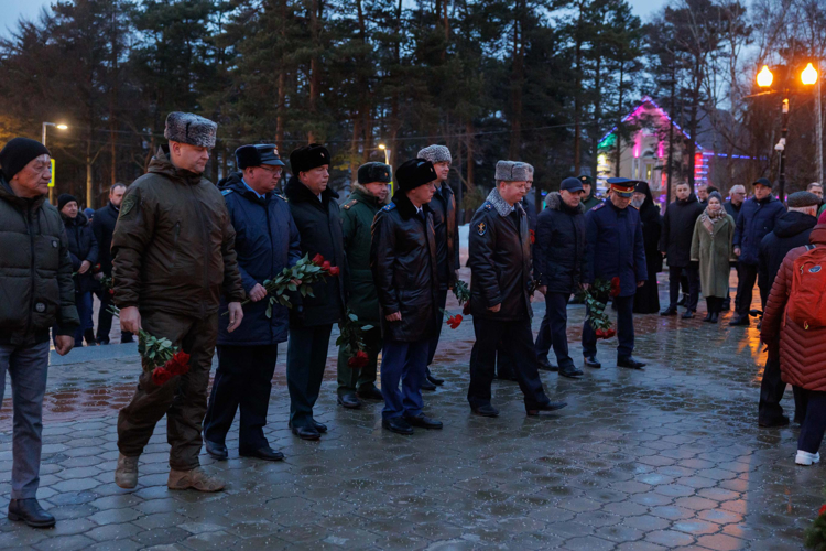 Памятные мероприятия в День Героев Отечества прошли в Сахалинской области