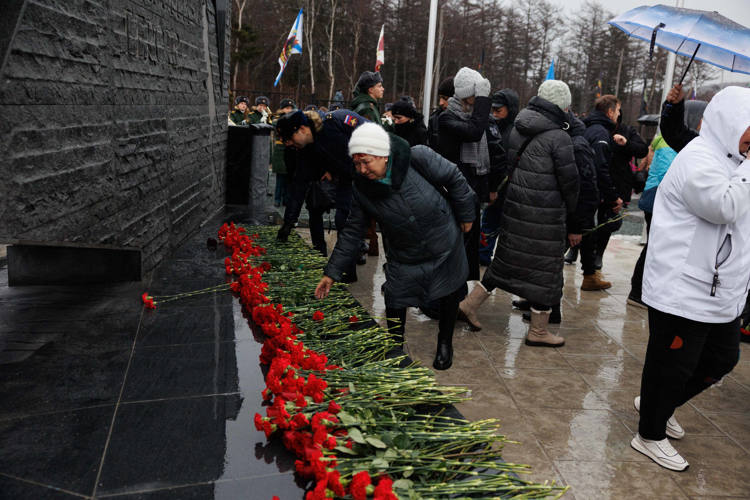 Памятные мероприятия в День Героев Отечества прошли в Сахалинской области