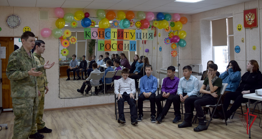 В День Конституции России офицер Управления Росгвардии по Сахалинской области встретился со школьниками