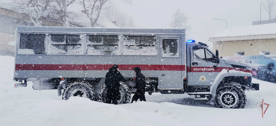 Росгвардейцы на Сахалине участвуют в ликвидации последствий циклона