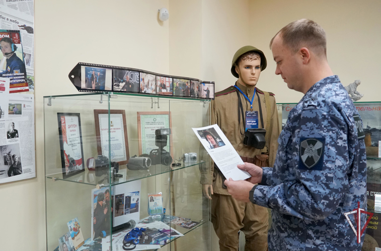 В управлении Росгвардии по Сахалинской области открыли выставку о работе ведомственной пресс - службы