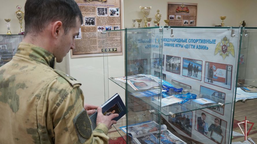 В управлении Росгвардии по Сахалинской области открыли выставку о работе ведомственной пресс - службы