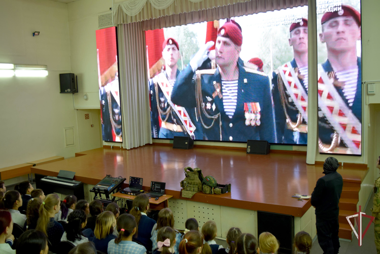 «Урок мужества» провели росгвардейцы для школьников начальных классов 