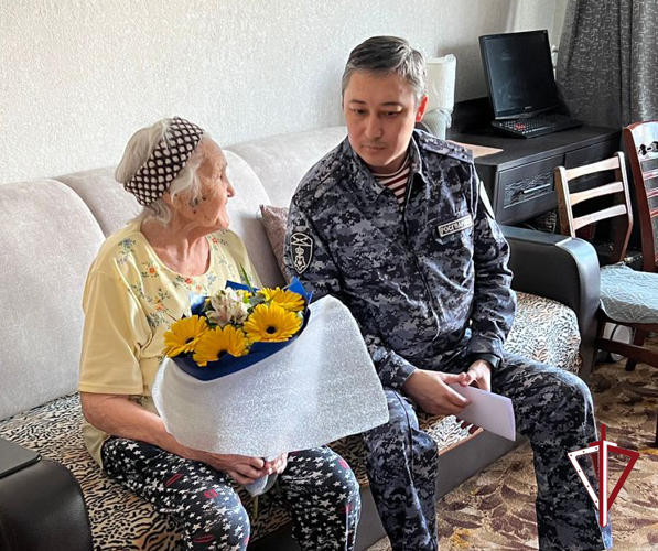 С Международным женским днем поздравляют Росгвардейцы женщин - ветеранов 