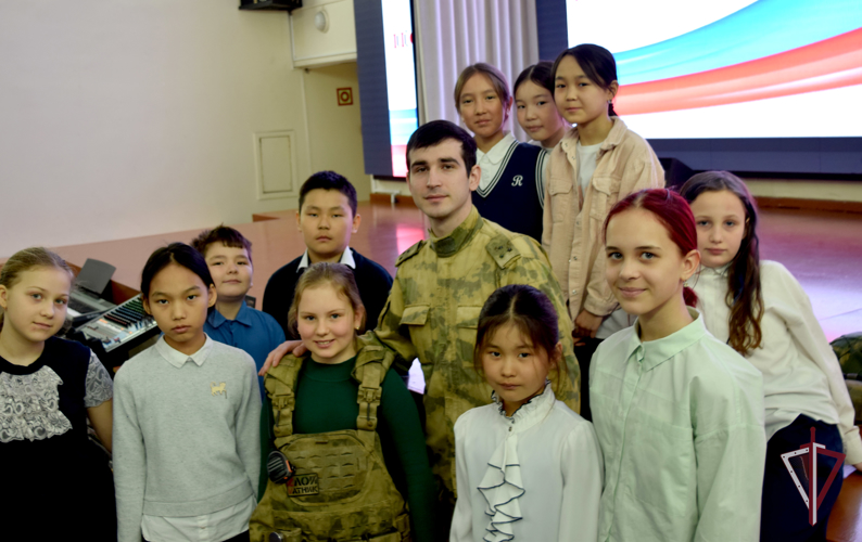 «Урок мужества» провели росгвардейцы для школьников начальных классов 