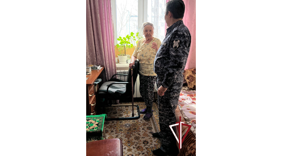 С Международным женским днем поздравляют Росгвардейцы женщин - ветеранов