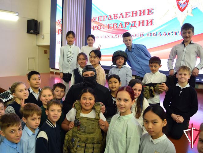 «Урок мужества» провели росгвардейцы для школьников начальных классов 