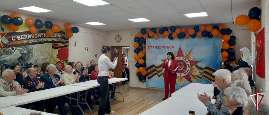 Росгвардейцы поддержали акцию «Поздравим всем двором», посвященную 79-ой годовщине Победы в Великой Отечественной войне