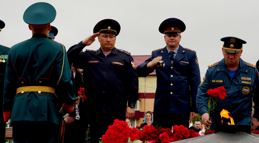 В День памяти и скорби росгвардейцы возложили цветы к Вечному огню