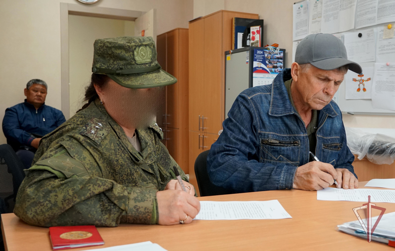 Сахалинцы отдают своё оружие для  участников cпециальной военной операции