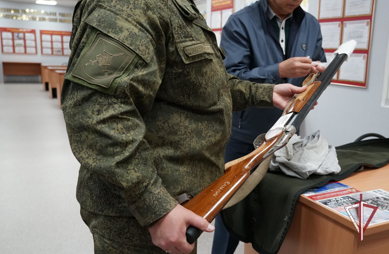 Сахалинцы отдают своё оружие для  участников cпециальной военной операции