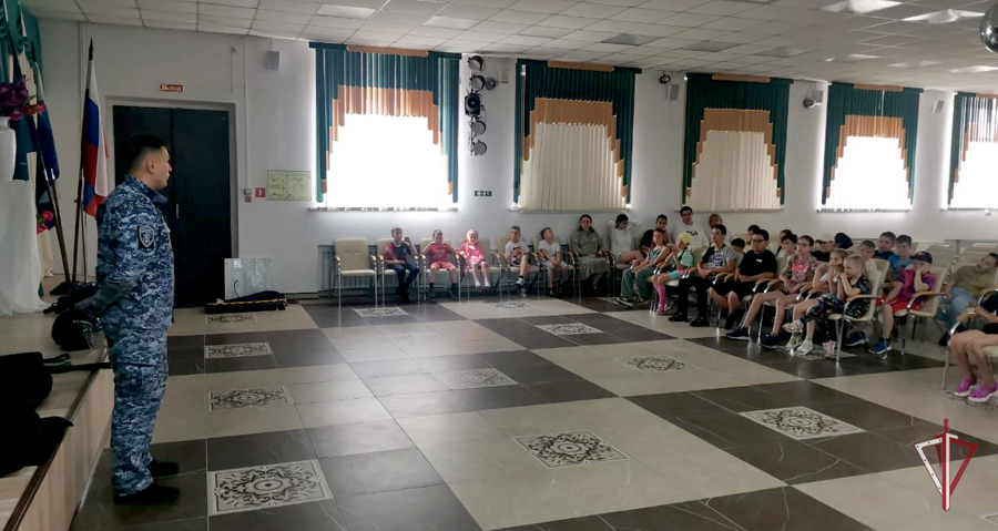  В летнем лагере южно-сахалинской школы росгвардейцы провели беседу о правилах безопасности 