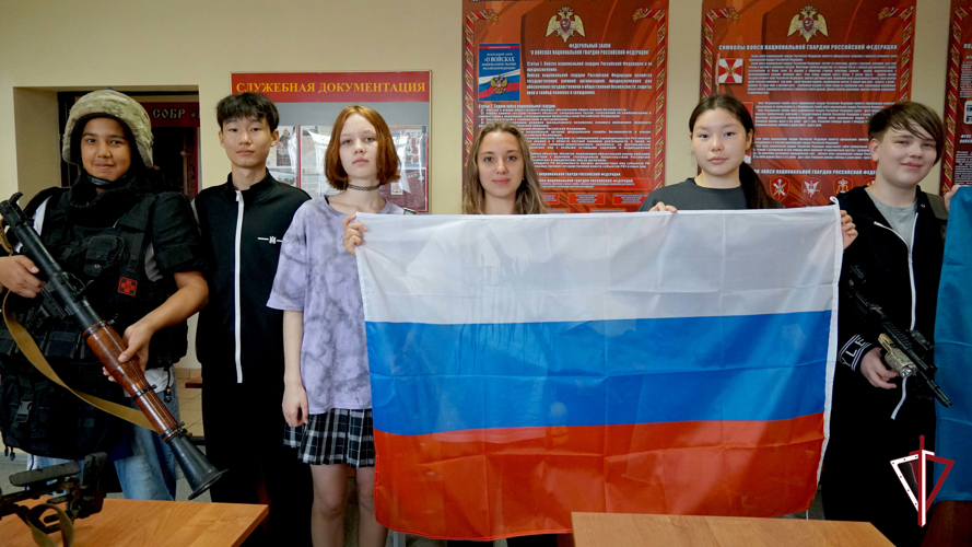 Патриотическую экскурсию провели росгвардейцы в Южно-Сахалинске