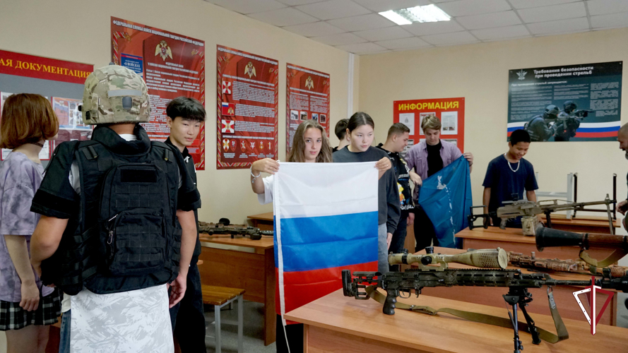 Патриотическую экскурсию провели росгвардейцы в Южно-Сахалинске