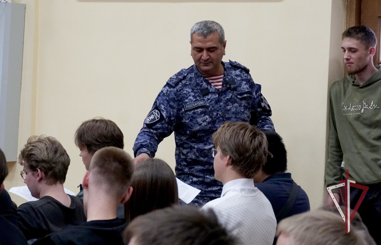 Росгвардейцы на Сахалине приняли участие в военно-патриотическом мероприятии "День призывника"