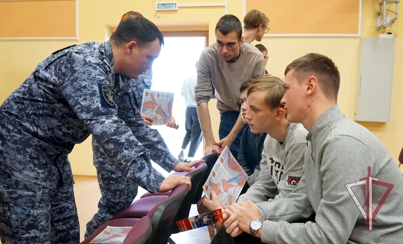 Росгвардейцы на Сахалине приняли участие в военно-патриотическом мероприятии "День призывника"