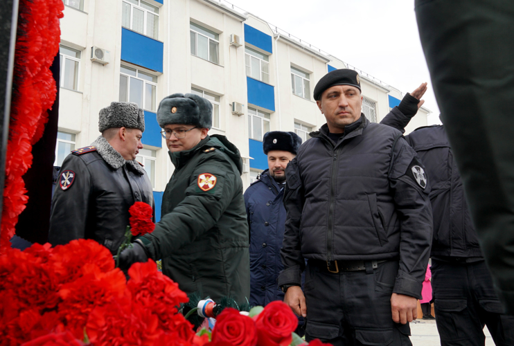 Росгвардейцы в Южно-Сахалинске почтили память сотрудников, погибших при выполнении служебных обязанностей 