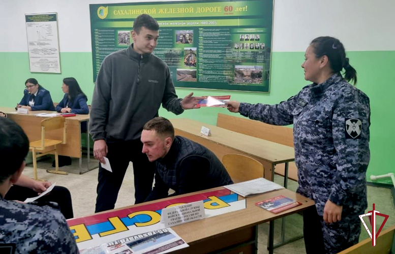 Росгвардейцы приняли участие в «Ярмарке профессий»