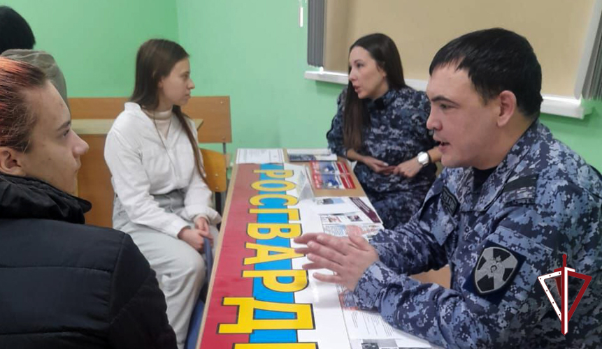 Росгвардейцы приняли участие в «Ярмарке профессий»