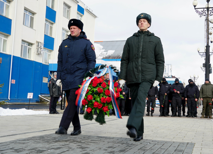 Росгвардейцы в Южно-Сахалинске почтили память сотрудников, погибших при выполнении служебных обязанностей