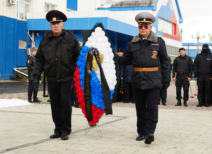 Росгвардейцы в Южно-Сахалинске почтили память сотрудников, погибших при выполнении служебных обязанностей 