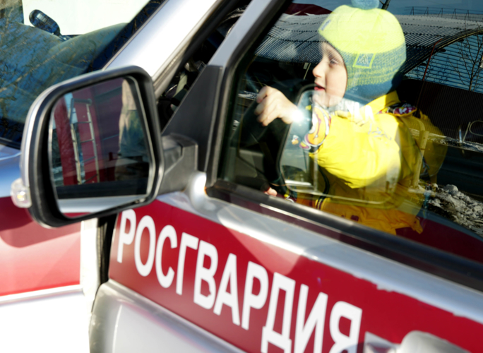 Руководитель управления Росгвардии по Сахалинской области Борис Чесноков исполнил желание юного сахалинца