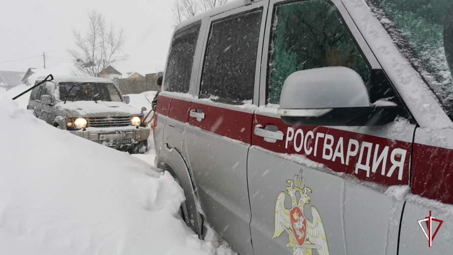 Росгвардейцы в разгар циклона несут службу и помогают сахалинцам 