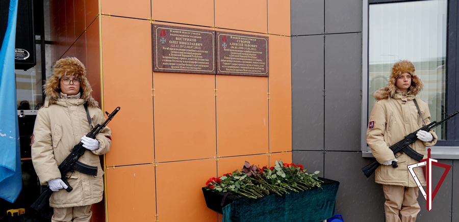 Мемориальные доски памяти героев, погибших в специальной военной операции, открыли в Южно-Сахалинске