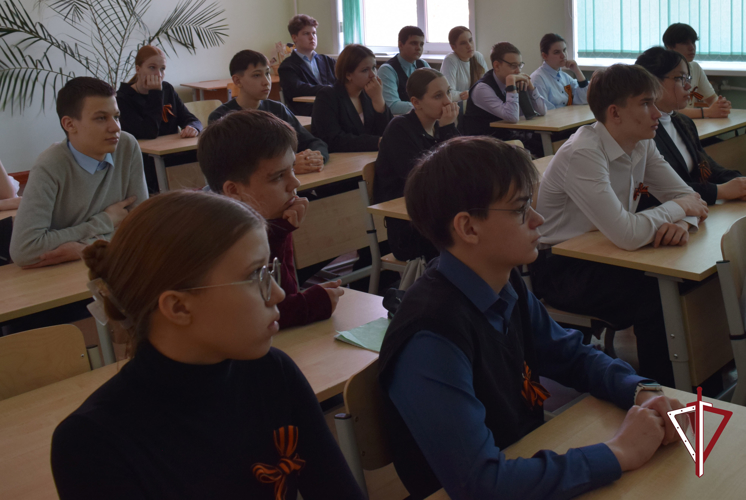 Тематический классный час для школьников провели росгвардейцы