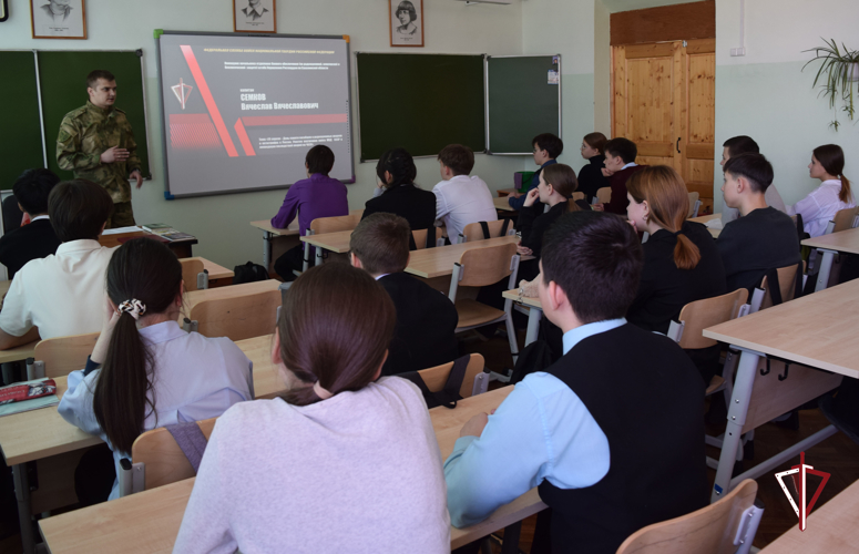 Тематический классный час для школьников провели росгвардейцы