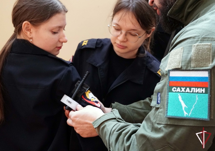 Молодёжь Сахалина знакомится с работой росгвардейского спецназа