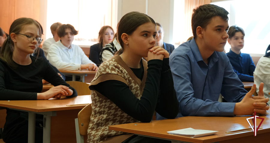 Росгвардейцы на Сахалине рассказали школьникам о безопасности в сети Интернет