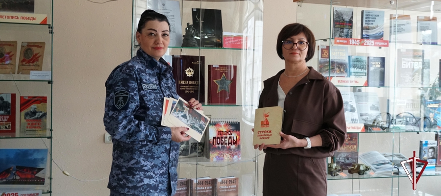 Тематическую выставку, посвященную 80-летию Победы в Великой Отечественной войне, посетили сахалинские росгвардейцы