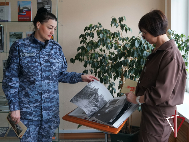 Тематическую выставку, посвященную 80-летию Победы в Великой Отечественной войне, посетили сахалинские росгвардейцы