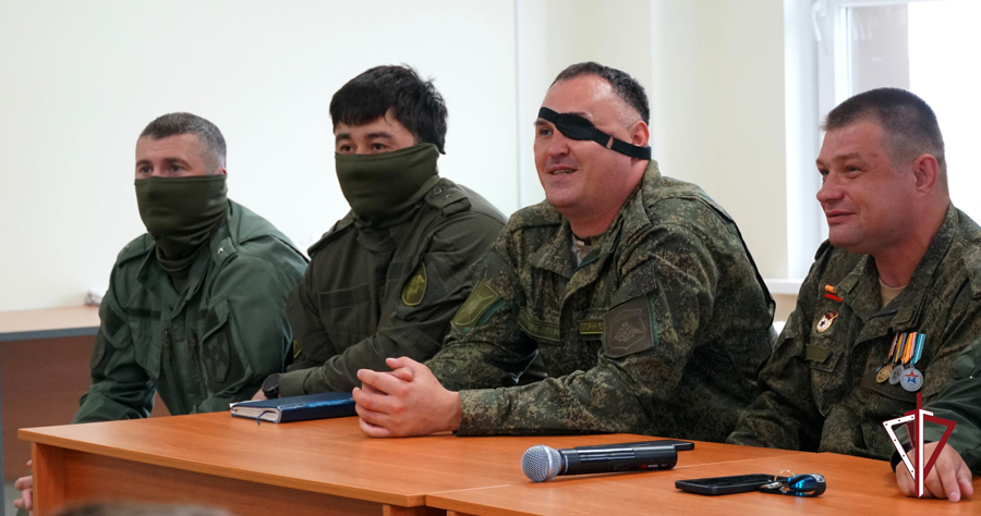 Росгвардейцы на Сахалине провели встречу с молодыми спортсменами
