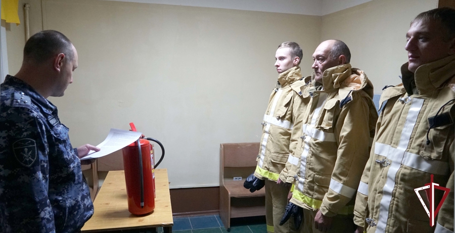 В Росгвардии на Сахалине прошли занятия с нештатным пожарным расчетом