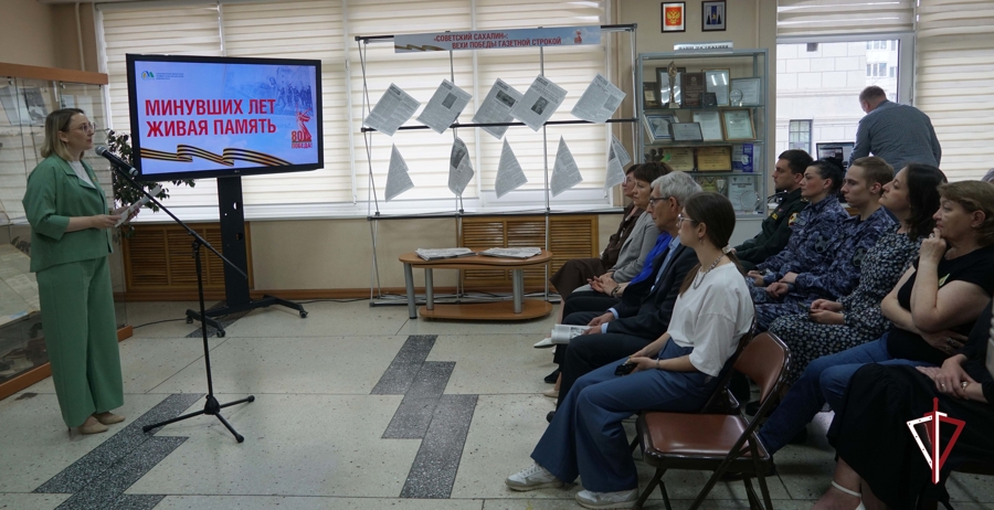 Выставку «Минувших лет живая память» посетили росгвардейцы в Южно-Сахалинске