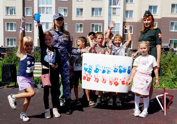 В Южно-Сахалинске росгвардейцы провели патриотическое мероприятие «Три цвета гордости России»