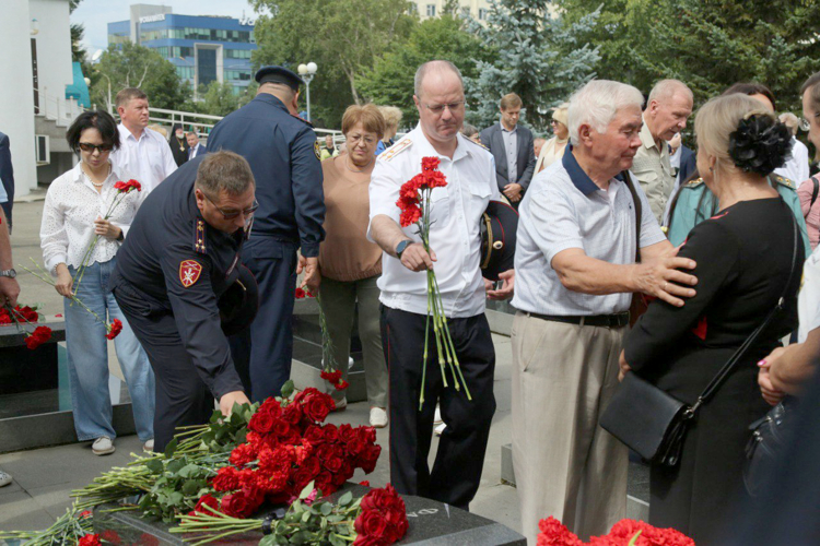 На Сахалине почтили память трагически погибшего экс-губернатора Игоря Фархутдинова 
